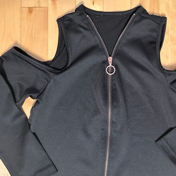 Black quarter sleeve dress with cutouts at the shoulders - Picture 2 of 4